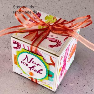 Handdekorierte Geschenkschachtel 5 cm mit maritimen Motiven, Geschenkbox mit Schleife in Grün, Detailansicht Geschenkschachtel Etikett „Nur für dich“, Geschenkschachtel mit bunter Meeresdekoration, Geschenkverpackung, Handgemachte maritime Schachtel mit Schleife
